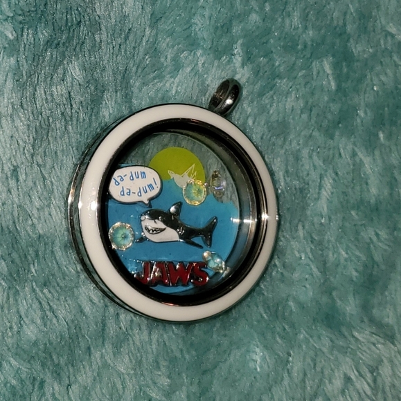 Jaws locket - Picture 3 of 3
